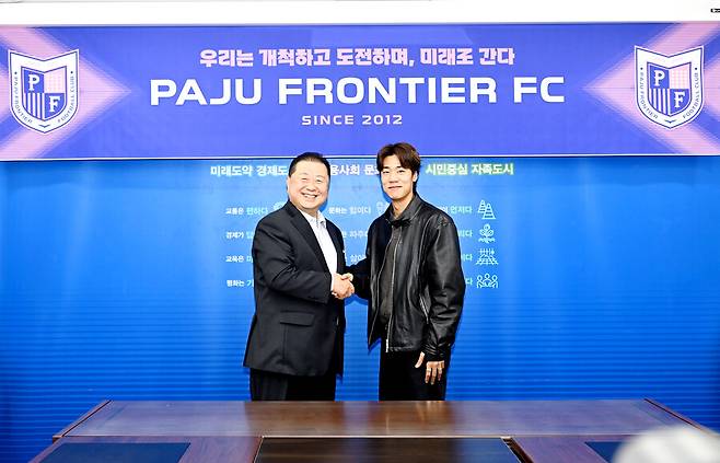 ▲ 본격적인 프로 도약을 준비 중인 파주 프런티어 FC가 ‘구단 1호 선수’로 공격수 이준석을 전격 영입했다. 김경일 구단주와 이준석이 손을 맞잡았다. ⓒ 파주 프런티어 제공