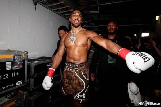 앤서니 조슈아가 20일(한국시간) 미국 마이애미 카세야 센터에서 열린 프로복싱 헤비급 3분 8라운드 경기를 위해 링으로 향하고 있다. /AFPBBNews=뉴스1