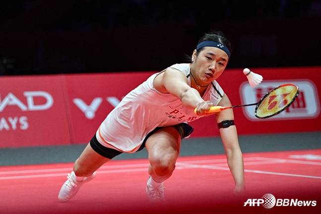 몸을 날리며 왕즈이의 공격을 받아내는 안세영. /AFPBBNews=뉴스1