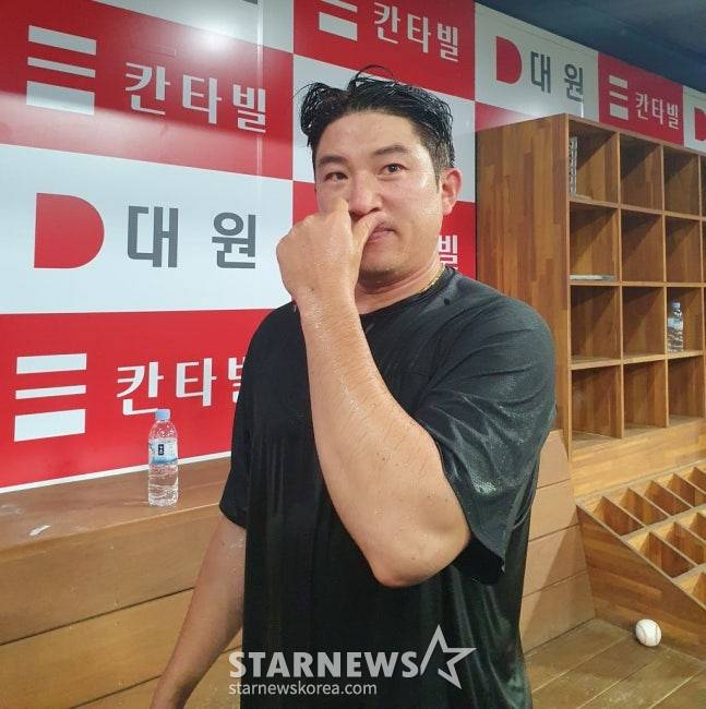 한화 장시환이 2023년 7월 25일 고척 키움전에서 승리 투수가 된 직후 눈물을 훔치고 있다. 장시환은 이번 승리로 1038일 만에 승리를 거두고 19연패의 늪에서 탈출했다. /사진=스타뉴스