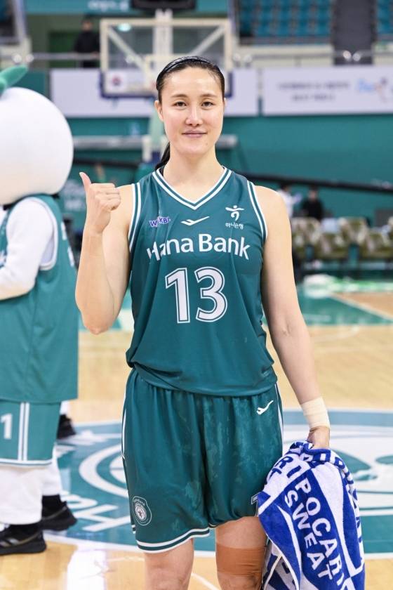 김정은이 통산 601경기 출전 후 오른손 엄지를 치켜세우고 있다. /사진=WKBL 제공