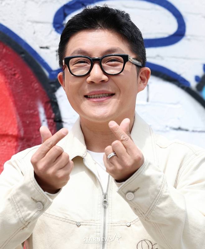 (서울=뉴스1) 권현진 기자 = 방송인 조세호가 17일 서울 성동구 NBA 서울 플래그십 스토어에서 열린 오픈 행사에 참석해 포즈를 취하고 있다. 2025.4.17/뉴스1  Copyright (C) 뉴스1. All rights reserved. 무단 전재 및 재배포,  AI학습 이용 금지. /사진=(서울=뉴스1) 권현진 기자