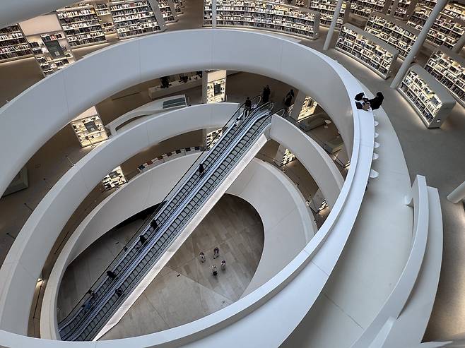 이스라 내부 도서관 전경 (다란[사우디아라비아]=연합뉴스) 강태우 기자 = 다란 시내 아람코 본사 인근에 있는 이스라 내부 모습. 2025.12.16 burning@yna.co.kr