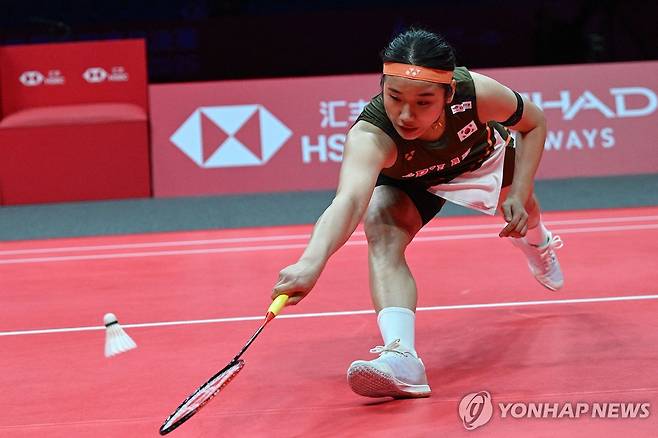 야마구치 아카네의 공격을 받아내는 안세영 [AFP=연합뉴스]