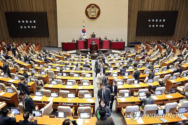 필리버스터 시작, 본회의장 떠나는 민주당 (서울=연합뉴스) 이동해 기자 = 22일 국회에서 열린 12월 임시국회 본회의에서 국민의힘 장동혁 대표가 12·3 윤석열 비상계엄 등에 대한 전담재판부 설치 및 제보자 보호 등에 관한 특별법에 대한 무제한 토론을 시작하자 더불어민주당 의원들이 본회의장을 떠나고 있다. 2025.12.22 eastsea@yna.co.kr
