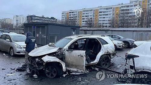 파닐 사르바로프 중장이 22일 차량폭탄테러로 숨진 가운데 현장에서 폭파된 차량에 대한 조사가 진행되고 있다. [로이터 연합뉴스. 러시아 수사위원회 제공. 재판매 및 DB 금지]