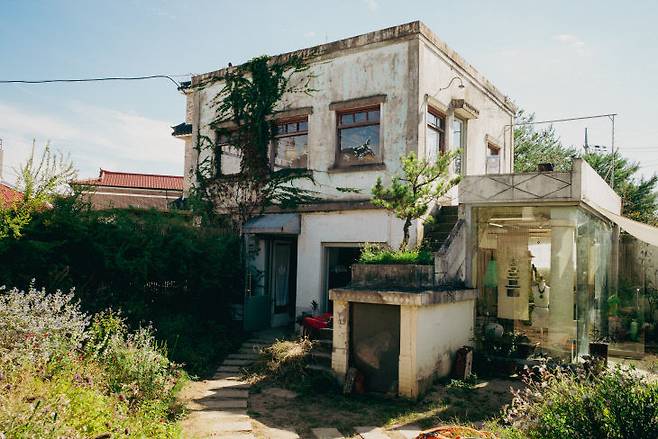 과거 규암 가축병원을 개조하여 재탄생한 공방 '부여스튜디오'. 사진=123사비공예마을 제공