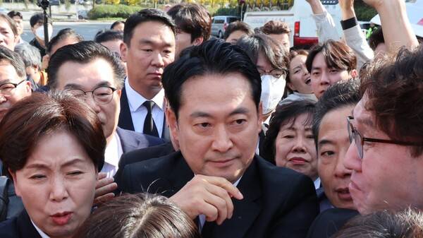 장동혁 국민의힘 대표가 지난 6일 광주 북구 국립5·18민주묘지에서 광주전남촛불행동 등 시민단체의 강한 제지 속 참배를 위해 이동하고 있다. 판영석 인턴기자