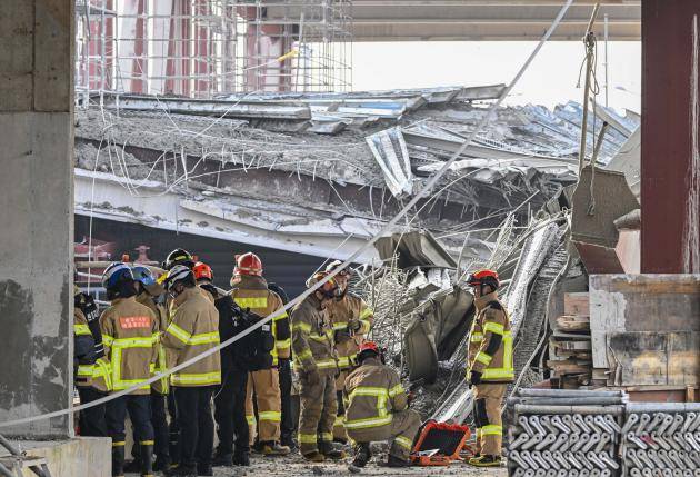 광주대표도서관 붕괴사고 당시 119 구조대원들이 수색 및 구조 방안을 논의하고 있는 모습. <광주일보 자료사진>