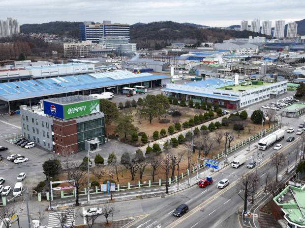 1984년 설립돼 40년 넘게 조업해온 광주시 북구 양산동 롯데칠성 광주공장. 대지면적 7만2700여㎡ 부지에 조성된 이 공장은 칠성사이다 등을 생산하며 호남 지역 물류 거점 역할을 수행하고 있다.  /김진수 기자 jeans@kwangju.co.kr