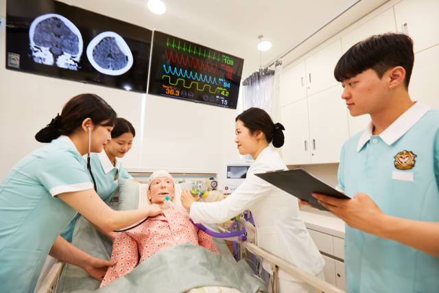 영진전문대학교 간호학과 학생들이 실습을 진행하고 있다. 영진전문대 제공