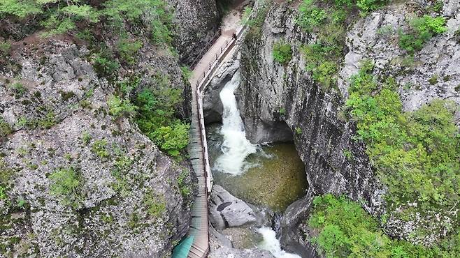 ▲ 용추협곡을 따라 자연이 빚어낸 걸작품인 용추폭포가 시원스런 물줄기를 흘러보내고 있다.