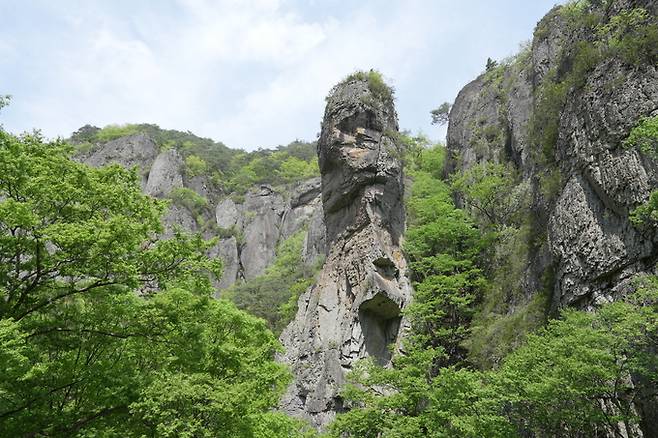 ▲ 주왕산 용추협곡 내의 절벽 바위 '시루봉'. 떡을 찌는 시루처럼 생겼다고 하여 시루봉이라 불린다.