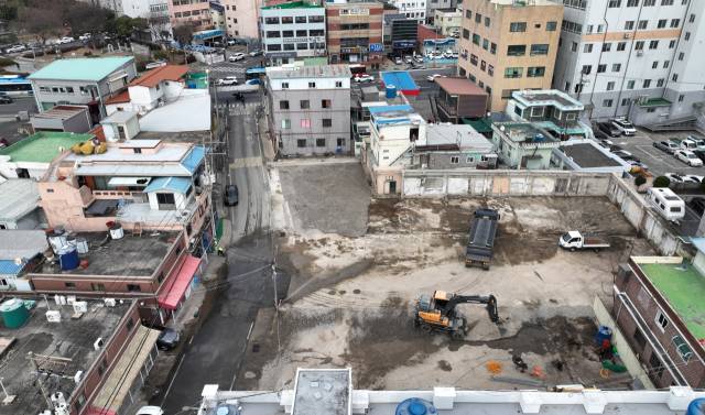 여성 인권 기억 공간 조성 예정지에 중장비가 들어와 재개발 작업을 하고 있다./김승권 기자/