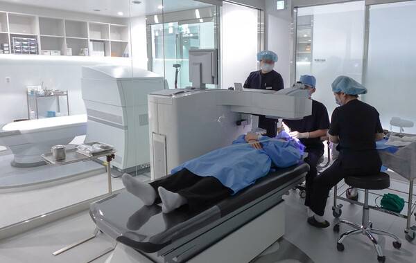 이지봄안과과 제주도내 소외계층 아동·청소년을 대상으로 시력교정술 지원 등 의료나눔 활동을 실천하고 있다.&nbsp; ⓒ제주의소리