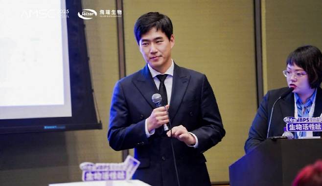 이노진 박경진 영업이사와 해외팀 임아정 주임이 AMSC 2025에서 발표를 하고 있다. (사진=이노진)