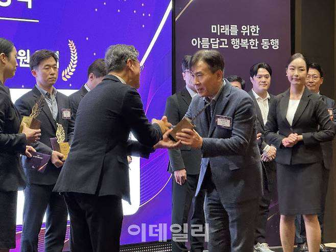 에스넷시스템 이남작 대표(오른쪽)가 SKT ‘2025 최우수 파트너사 시상식’서 수상하고 있다. (사진=에스넷시스템)