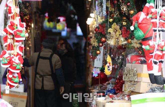 크리스마스를 나흘 앞둔 21일 서울 한 시장에서 시민들이 크리스마스 제품을 살펴보고 있다. [이데일리 이영훈 기자]