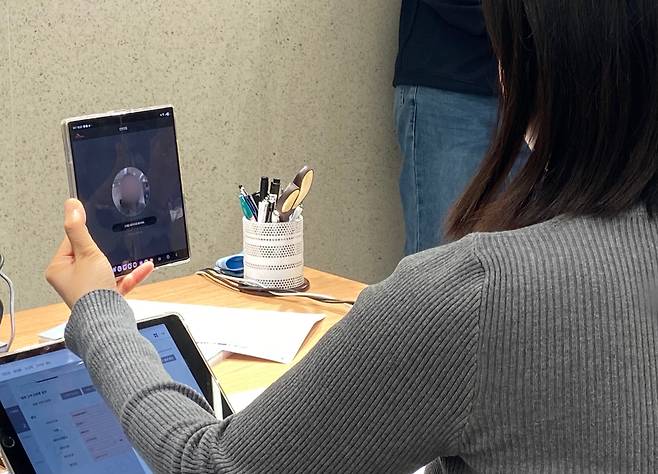 휴대전화 개통 시 안면인증이 진행되는 모습. 2025.12.23/뉴스1 ⓒ News1 신은빈 기자