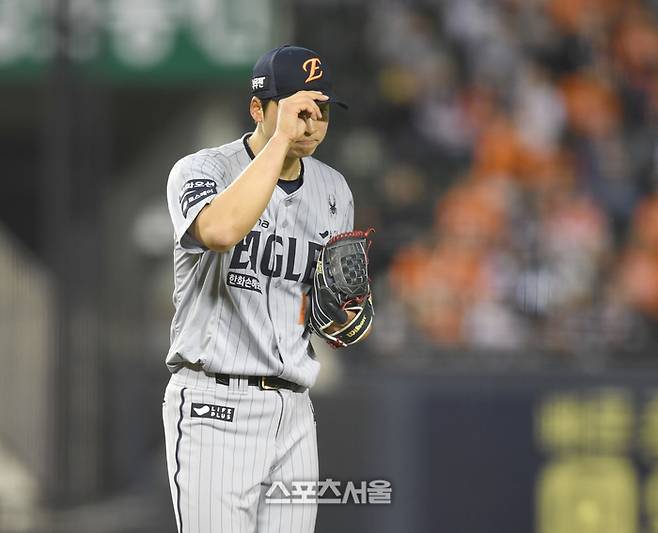 한화 엄상백이 26일 서울 잠실구장에서 열린 2025 KBO 리그 LG와 경기 5회말 투구에 맞은 상대 홍창기에 사과하고 있다. 잠실 | 최승섭 기자 thunder@sportsseoul.com