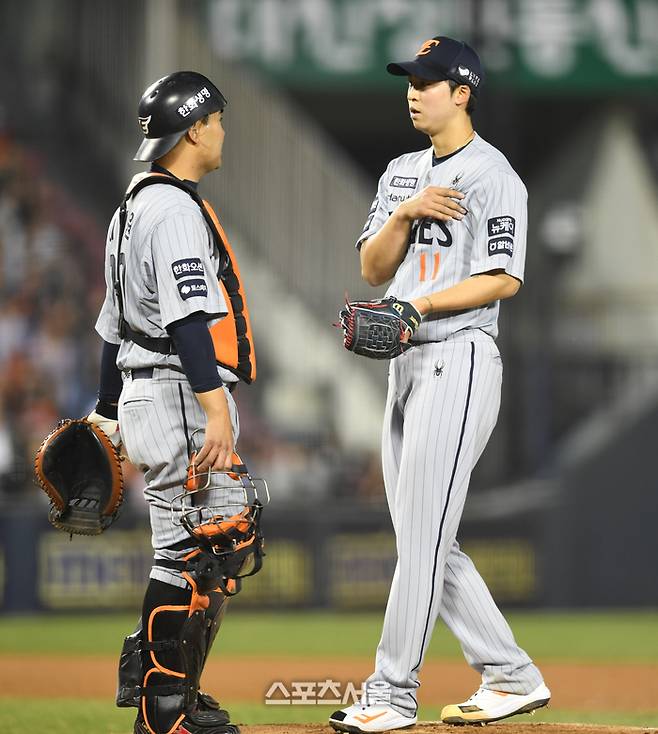 한화 엄상백이 26일 서울 잠실구장에서 열린 2025 KBO 리그 LG와 경기 4회말 2사2,3루 위기를 맞은 후 포수 이재원과 이야기를 나누고 있다. 잠실 | 최승섭 기자 thunder@sportsseoul.com