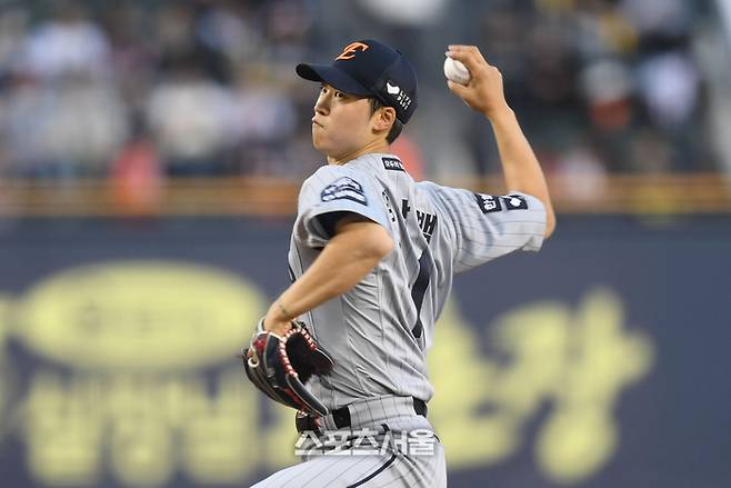 한화 엄상백이 26일 서울 잠실구장에서 열린 2025 KBO 리그 LG와 경기에서 역투하고 있다. 잠실 | 최승섭 기자 thunder@sportsseoul.com