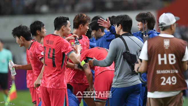 오현규가 지난 10월14일 서울월드컵경기장에서 열린 남자 축구 국가대표 평가전 파라과이와 경기에서 골을 넣은 후 홍명보 감독의 축하를 받고 있다.  최승섭기자 thunder@sportsseoul.com