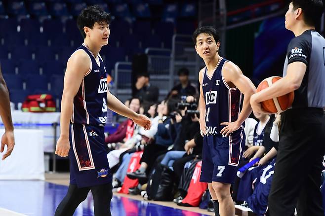 KCC 허웅(왼쪽)과 허훈이 부산사직체육관에서 열린 2025~26 LG전자 프로농구 서울 SK전에서 코트를 바라보고 있다. 사진 | KBL