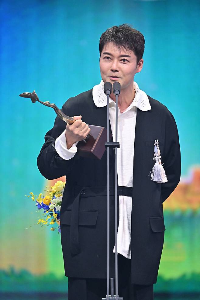 전현무가 21일 서울 여의도 KBS 신관 공개홀에서 열린 2025 KBS 연예대상에서 대상을 받고 수상 소감을 말하고 있다. 사진 | KBS