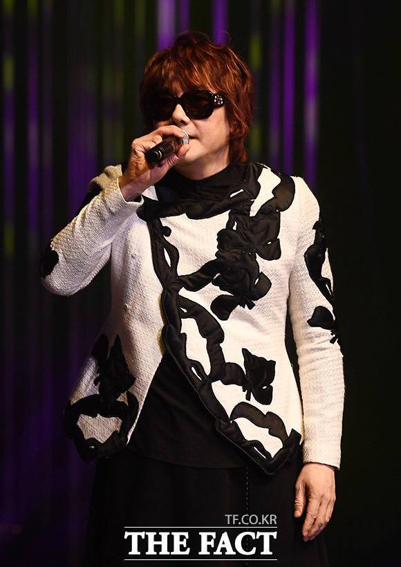 가수 김장훈이 엠블랙 미르의 비연예인 신부를 공개한 것에 관해 "비공개인 줄 몰랐다. 너무 부끄럽고 죄송하다"고 사과했다. /더팩트 DB