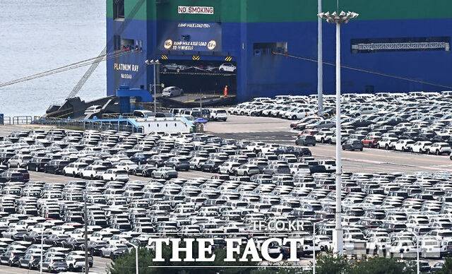 원·달러 환율이 고공행진을 이어가면서 자동차·바이오 CDMO 등 달러 수취 업종에 대한 투자자의 관심이 커지고 있다. /김종택 기자