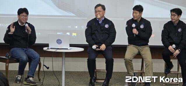 23일 한국항공우주연구원에서 열린  오프라인 토크콘서트. 왼쪽부터 사회를 맡은 이성민 홍보실장,  한영민 소장, 박종찬 단장, 허진호 팀장이다.