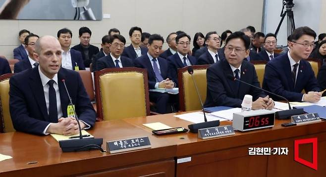 해롤드 로저스 쿠팡 신임 대표가 17일 국회 과학기술정보방송통신위원회에서 열린 쿠팡 침해사고 관련 청문회에 출석해 의원 질의에 답변하고 있다. 2025.12.17 김현민 기자