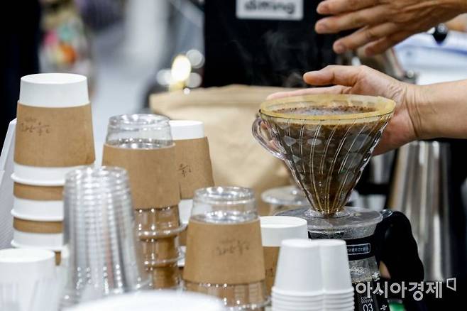 22일 서울 서초구 aT센터에서 열린 '제10회 서울커피 앤 티페어'에서 참가자들이 커피를 시음하고 있다./강진형 기자aymsdream@