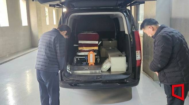 지난달 6일 무연고 사망자 권모씨를 화장장으로 옮기기 전 장의업체 대표 황장수씨(59)와 장례식장 관계자가 잠시 묵념하고 있다. 박승욱 기자