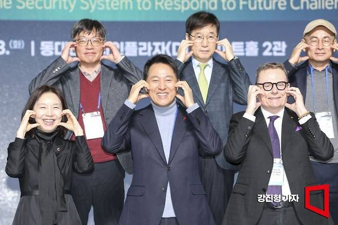 오세훈 서울시장을 비롯한 연사 및 주요내빈들이 23일 서울 중구 동대문디자인플라자에서 열린 '2025 서울 국제 디딤돌소득 포럼'에서 기념촬영 하고 있다. 2025.12.23 강진형 기자