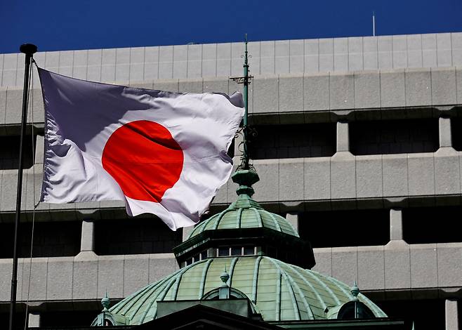 일본 도쿄 일본은행(Bank of Japan) 건물에서 일본 국기가 흔들리는 모습./로이터·연합