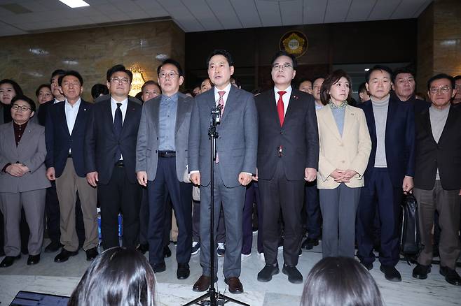 장동혁 국민의힘 대표가 23일 서울 여의도 국회에서 열린 제430회국회(임시회) 제2차 본회의에서 '12·3 윤석열 비상계엄 등에 대한 전담재판부 설치 및 제보자 보호 등에 관한 특별법안(대안)에 대한 수정안'에 대한 무제한 토론(필리버스터)을 마친 후 입장을 밝히고 있다./뉴스1