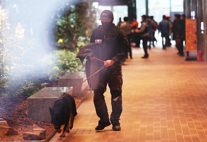 지난 15일 경기 성남시 분당구 카카오 판교아지트 건물에 폭파 협박이 있었다는 사측의 신고가 접수돼 경찰과 군이 수색에 나섰다. 카카오는 만일의 상황에 대비해 전 직원을 재택근무로 전환토록 했다. 사진은 수색작업이 진행 중인 카카오 판교아지트. /연합뉴스