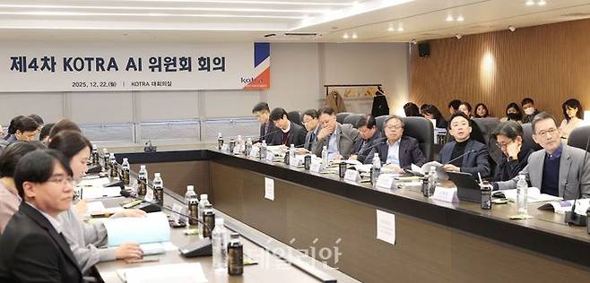 KOTRA는 22일 서울 코트라 본사에서 ‘KOTRA AI 위원회’를 개최해 2025년 AI 활용·지원 결과 및 2026년 AI 활용·지원 계획을 발표했다. 22일 열린 ‘제4차 KOTRA AI 위원회’의 회의 모습. ⓒ대한무역투자진흥공사
