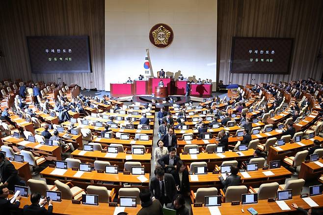 지난 22일 서울 여의도 국회에서 열린 제430회국회(임시회) 제2차 본회의에서 장동혁 국민의힘 대표가 12·3 윤석열 비상계엄 등에 대한 전담재판부 설치 및 제보자 보호 등에 관한 특별법안(대안)에 대한 무제한토론(필리버스터)을 하는 가운데 더불어민주당 의원들이 이석하고 있다. 2025.12.22 뉴스1