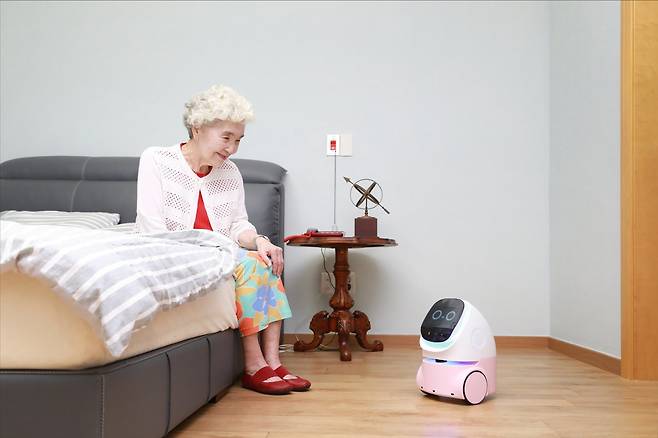 삼성물산 건설부문이 실버타운 등에 도입을 추진 중인 ‘홈 AI 컴패니언(Companion·동반자) 로봇’ 서비스.
삼성물산 건설부문 제공
