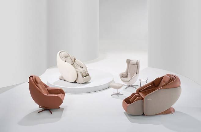 세라젬은 고객들이 편안한 분위기에서 세라젬 제품을 경험해볼 수 있도록 카페형 체험 매장 ‘웰카페’를 운영하고 있다. 세라젬 웰카페&웰라운지 동탄호수점(위쪽 사진)을 비롯해 전국 120여 개 웰카페에서는 안마 가전 ‘세라젬 파우제 M 컬렉션’(아래쪽 사진), 척추 관리 의료기기 ‘마스터 V9’ 등 세라젬의 대표 제품들을 체험해볼 수 있다. 세라젬 제공