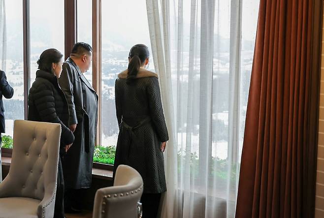 북한 노동당 기관지 노동신문은 23일 “위대한 당중앙의 직접적인 발기와 정력적인 영도에 의하여 우리 나라 북부산간도시의 전형으로, 특색있는 사계절산악관광지로 자기의 매력적인 모습을 더욱 일신해가는 삼지연시에 현대적인 호텔들이 새로 일떠서 준공하였다”고 보도했다.(평양 노동신문=뉴스1)