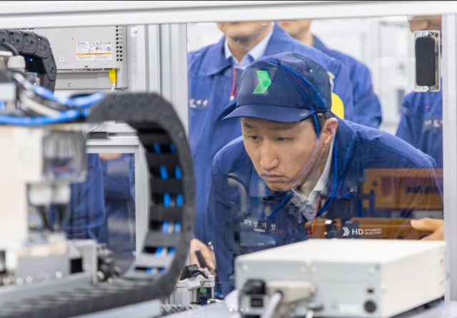 정기선 HD현대 회장이 지난달 청주 HD현대일렉트릭 배전캠퍼스를 현장 방문한 모습. HD현대 인스타그램.