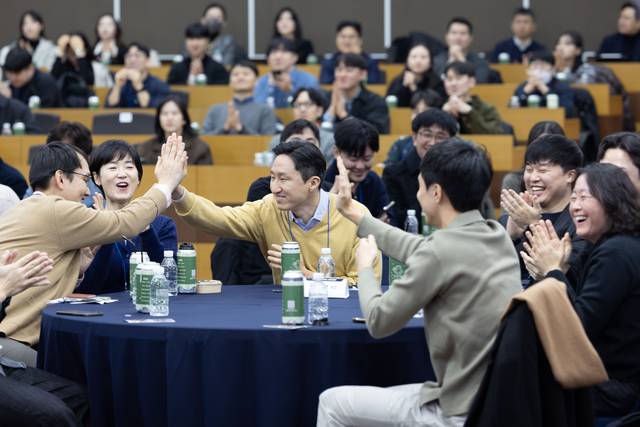 정기선 HD현대 회장이 23일 울산 HD현대중공업 인재교육원에서 MZ 직원들과 기업문화 개선 아이디어 공유회 '하이파이브 데이'(HI-5 DAY)에 참석, 직원과 하이파이브를 하고 있다. HD현대 제공.