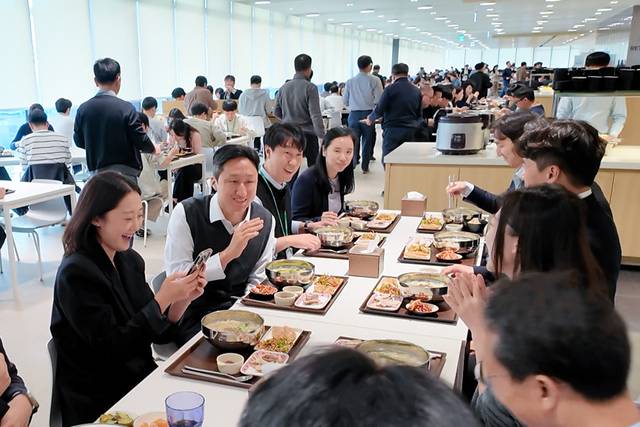 정기선(왼쪽에서 두 번째) HD현대 회장이 지난 10월, 경기도 성남 HD현대 글로벌R&D센터(GRC) 구내식당에서 임직원들과 점심을 함께하며 현장 소통에 나서고 있다. HD현대 제공.