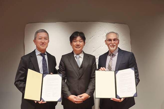 왼쪽부터) 로옴 집행임원 마케팅 본부장 Sumihiro Takashima, 로옴 이사 겸 상무 집행임원 파워 디바이스 사업 담당 Kazuhide Ino, 타타 일렉트로닉스 미국 사업 사장 겸 글로벌 영업 총괄 Steve Ghanayem