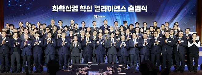 23일 서울 중구 롯데호텔에서 열린 화학산업 혁신 얼라이언스 출범식에서 참석자들이 협약서에 서명한 뒤 기념 촬영을 하고 있다. 연합뉴스