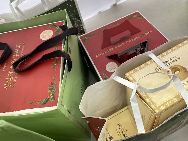 크리스마스를 이틀 앞두고 딸기시루가 출시된 23일 3시간 20여분을 기다린 끝에 어렵게 구매했다. /사진=서윤경 기자